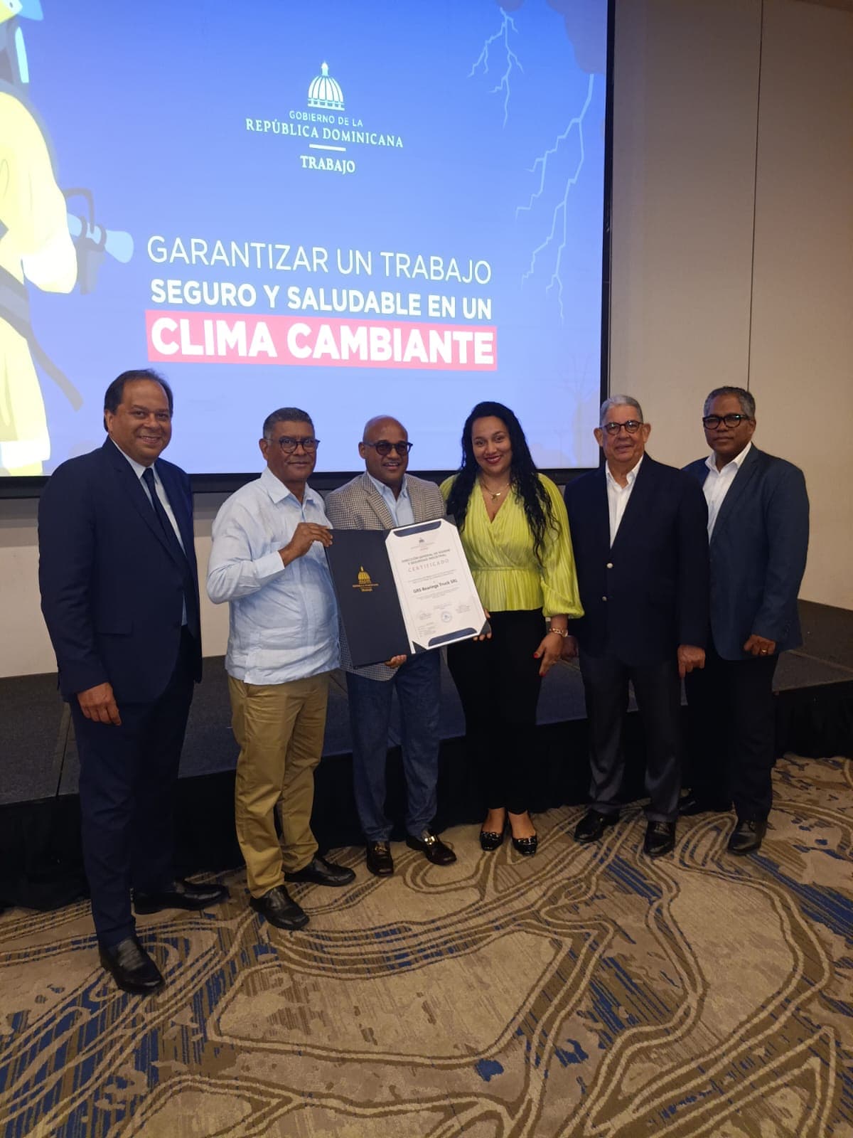 Directivos de GRS Bearings & Truck reciben del Ministerio de Trabajo el certificado de cumplimiento del Reglamento 522-06