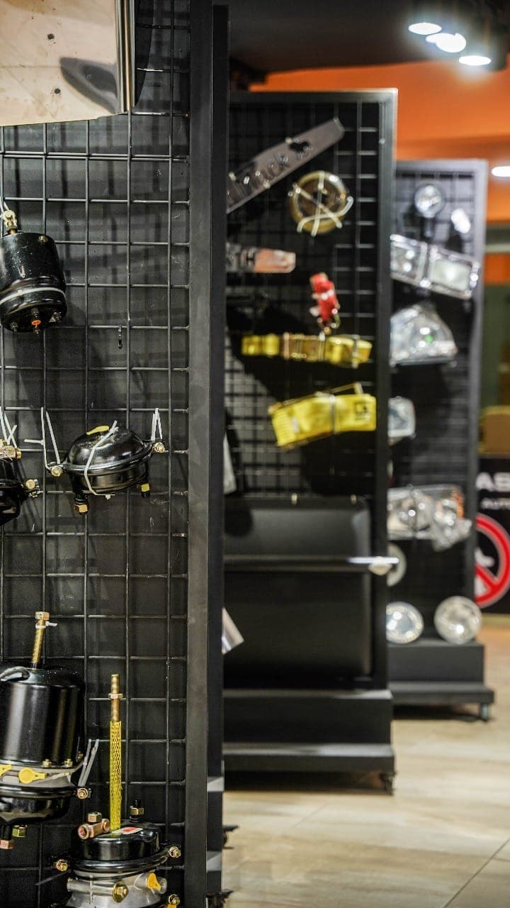 Showroom — cámaras de freno y faroles